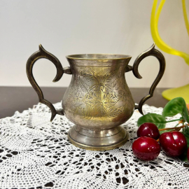 Сахарница с двумя ручками из латуни с штихельной гравировкой, руч работа. Индия. Винтаж. Картинка 1